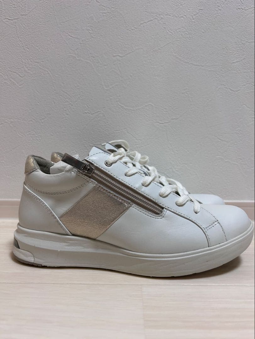 ノエル　ホワイト asics pedala スニーカー 23.5cm