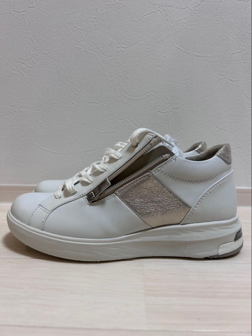 ノエル　ホワイト asics pedala スニーカー 23.5cm