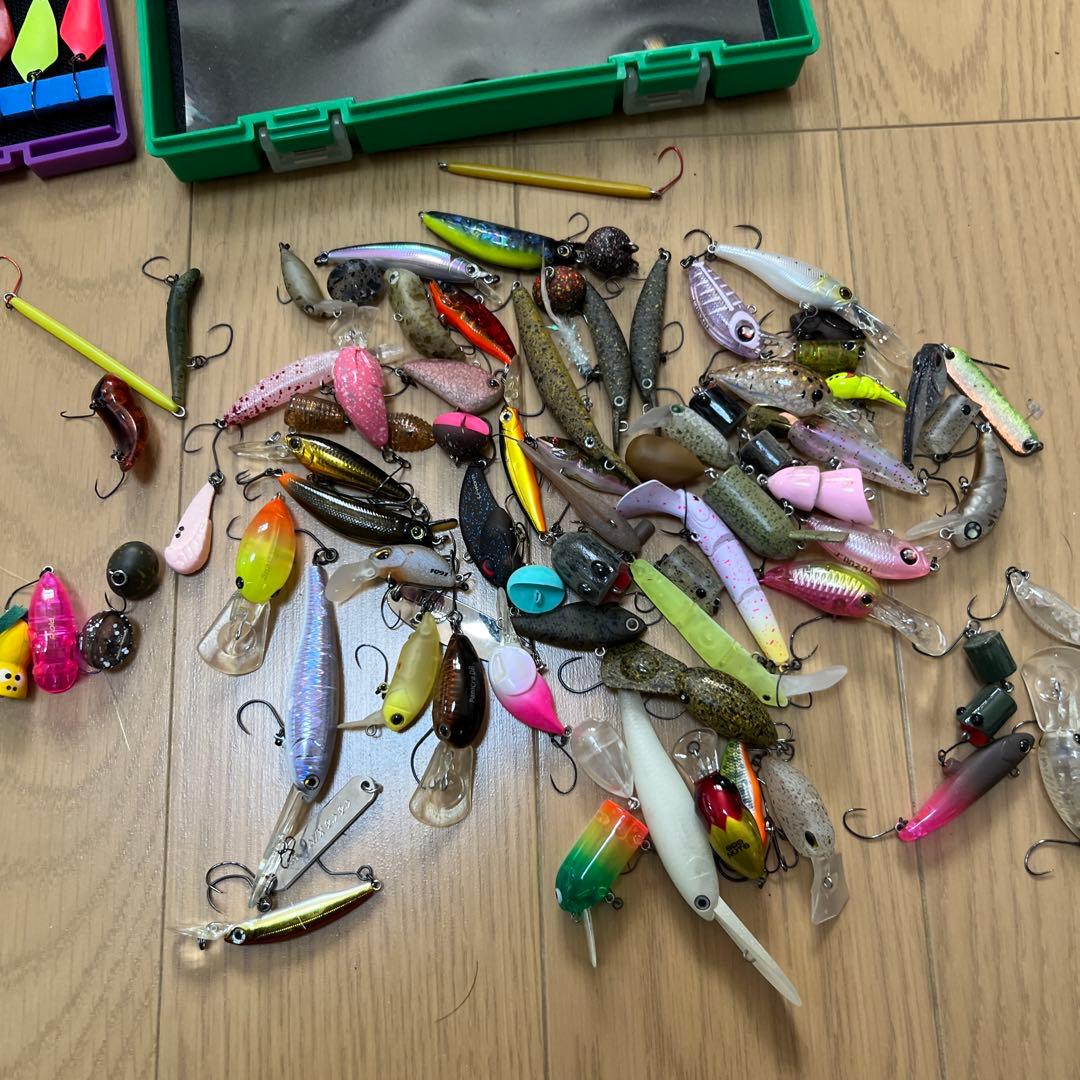 管釣り　スプーンルアーセット（多色・収納ケース付き）