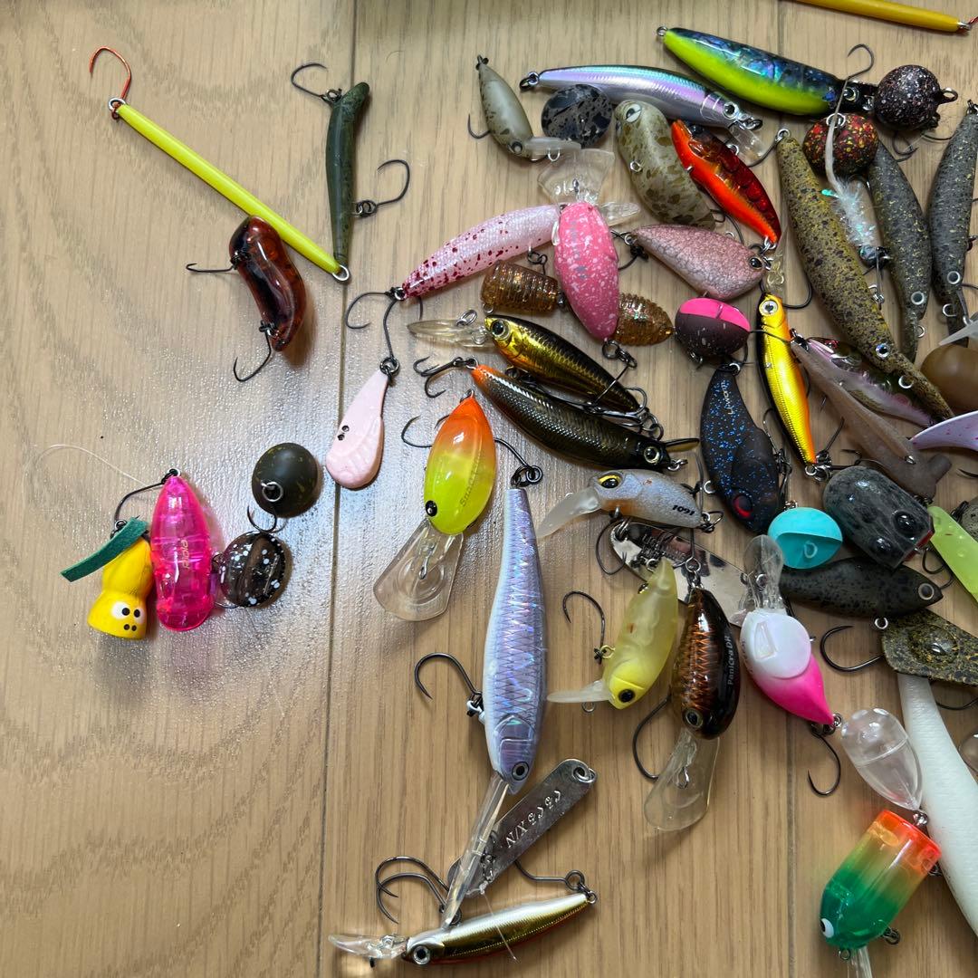 管釣り　スプーンルアーセット（多色・収納ケース付き）