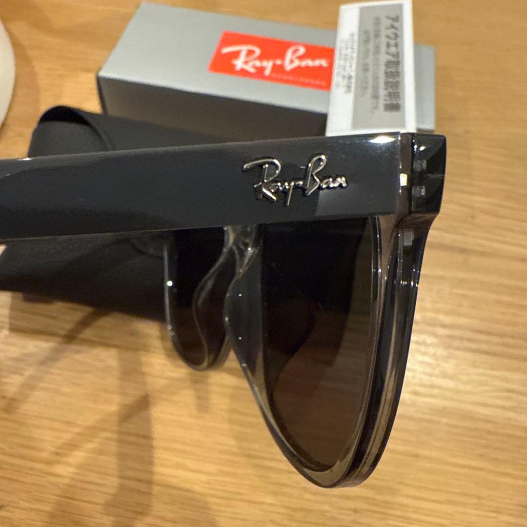Ray-Ban RB 4401D グレーサングラス