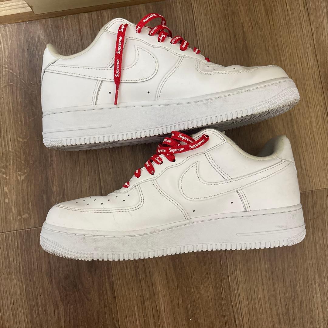 Supreme ロゴ入り ホワイトスニーカー