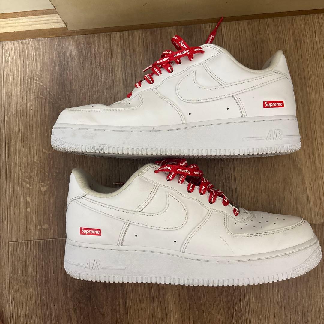 Supreme ロゴ入り ホワイトスニーカー