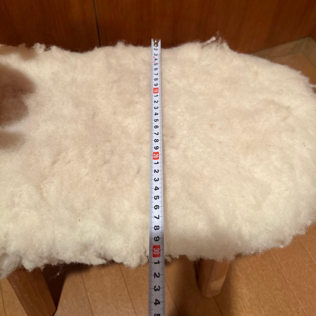 ①北欧 手作り パイン材 ムートン 羊 スツール　椅子　ニュージーランド
