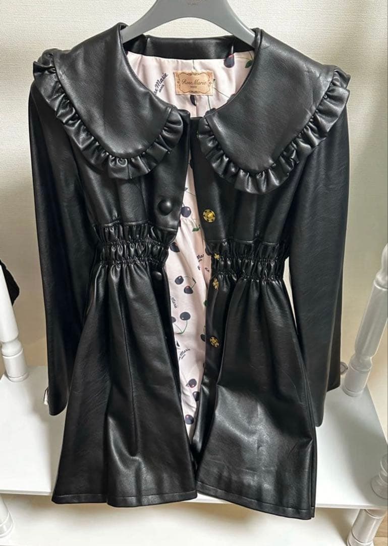 ローズマリーソワール 黒 レザー トレンチコート フリル付き　セーラー