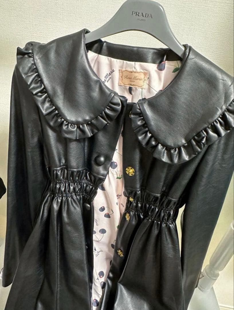 ローズマリーソワール 黒 レザー トレンチコート フリル付き　セーラー