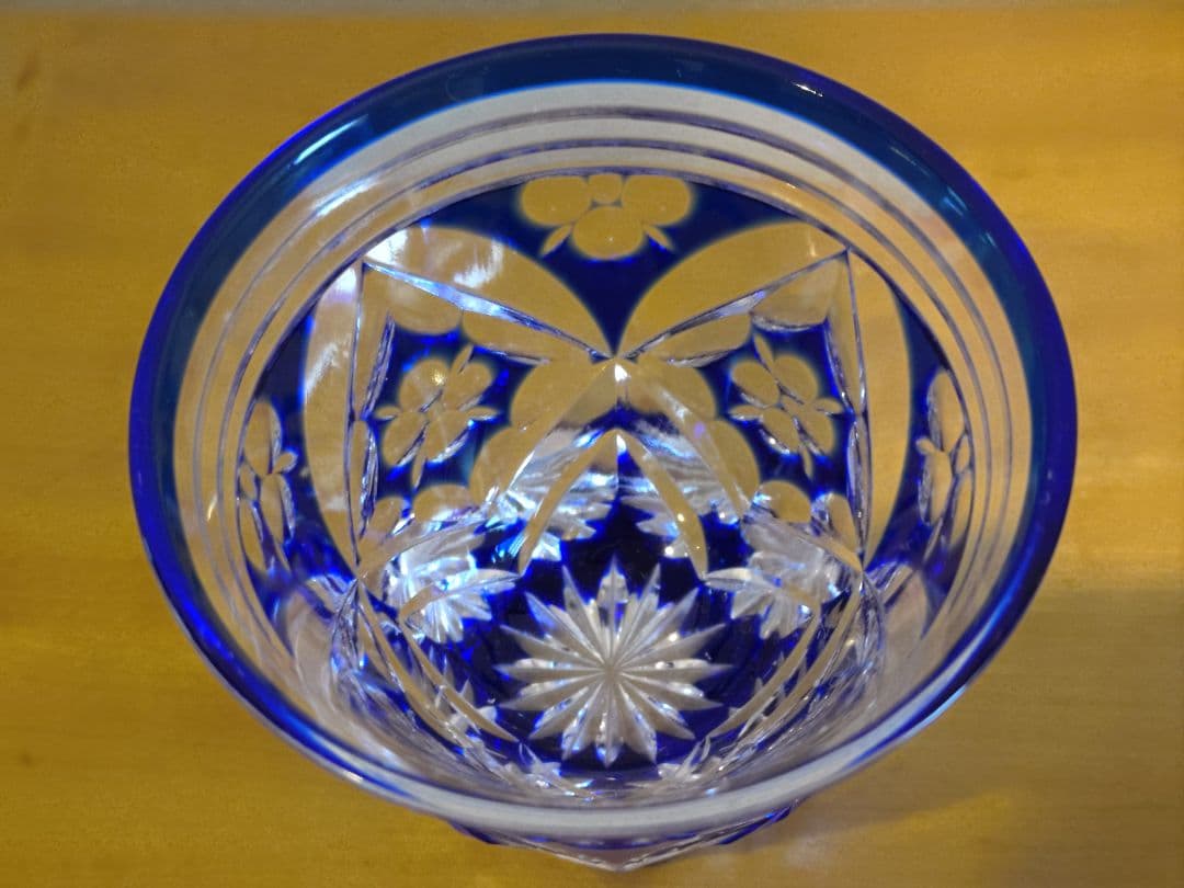 【江戸切子】七宝四花菱文様 ぐい呑 ペア 金赤・瑠璃「硝子工房 彩鳳」木箱入り