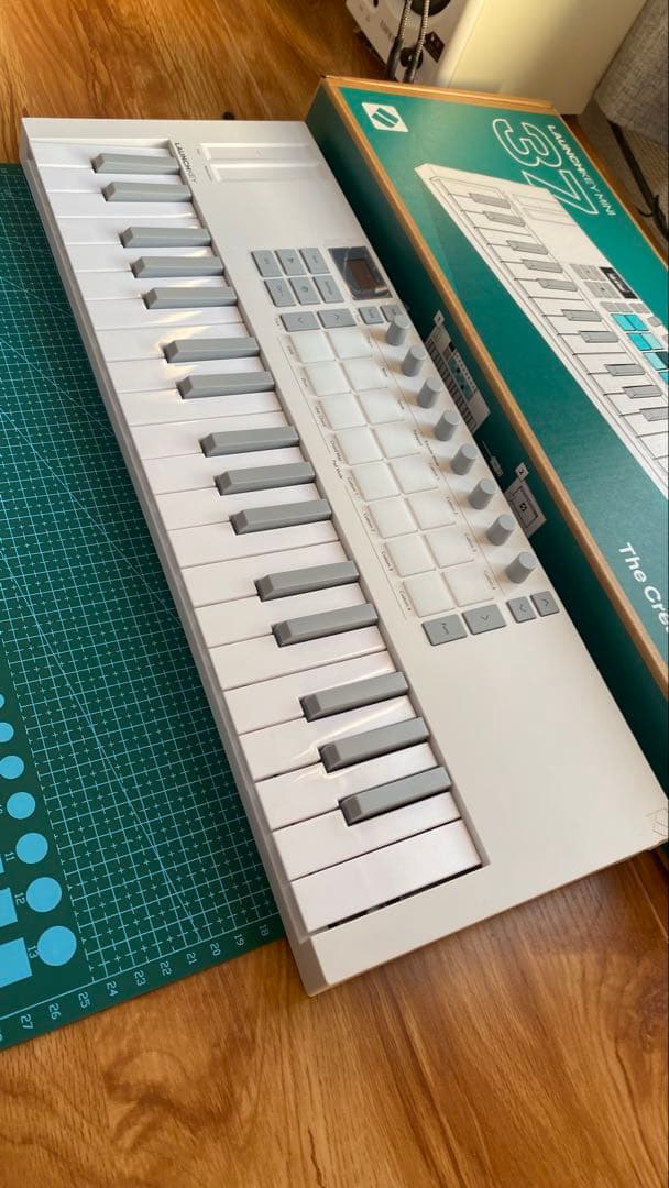 Novation Launchkey Mini 37 MK4 MIDIキーボード