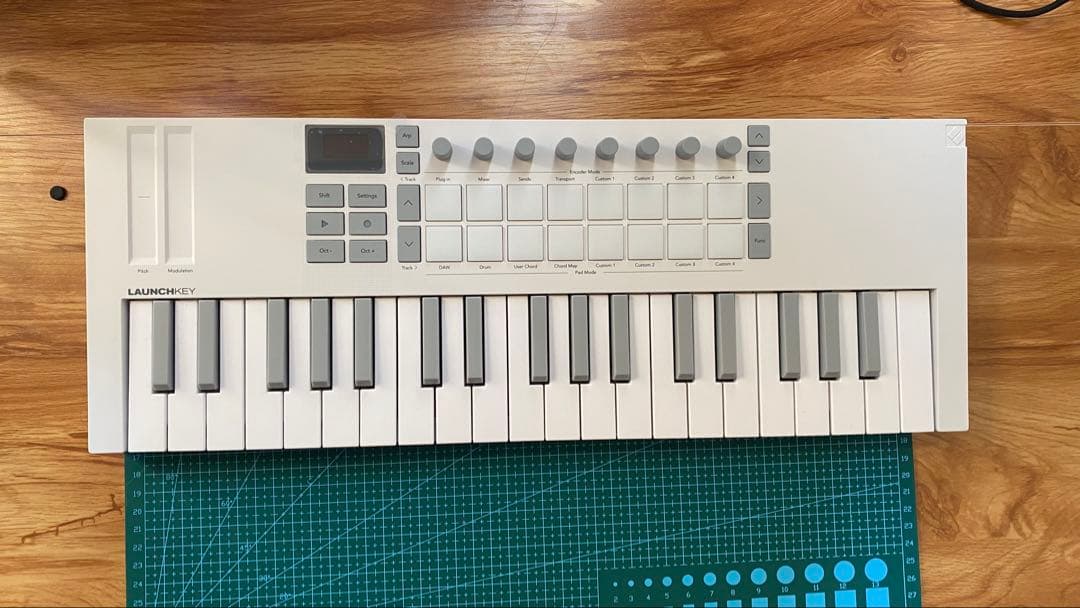 Novation Launchkey Mini 37 MK4 MIDIキーボード