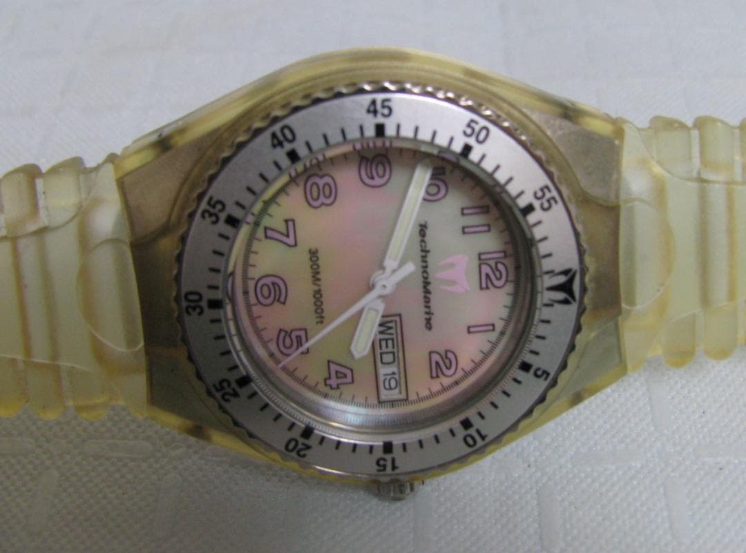 ★TechnoMarine テクノマリーン 300M/1000ft シェル文字盤