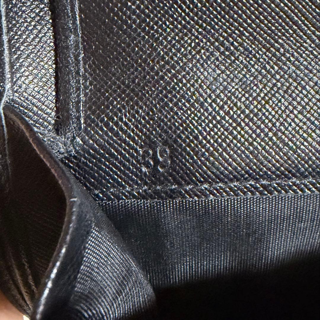 超美品　PRADA　プラダ　サフィアーノ　折り財布　ブラック　レザー　三角ロゴ