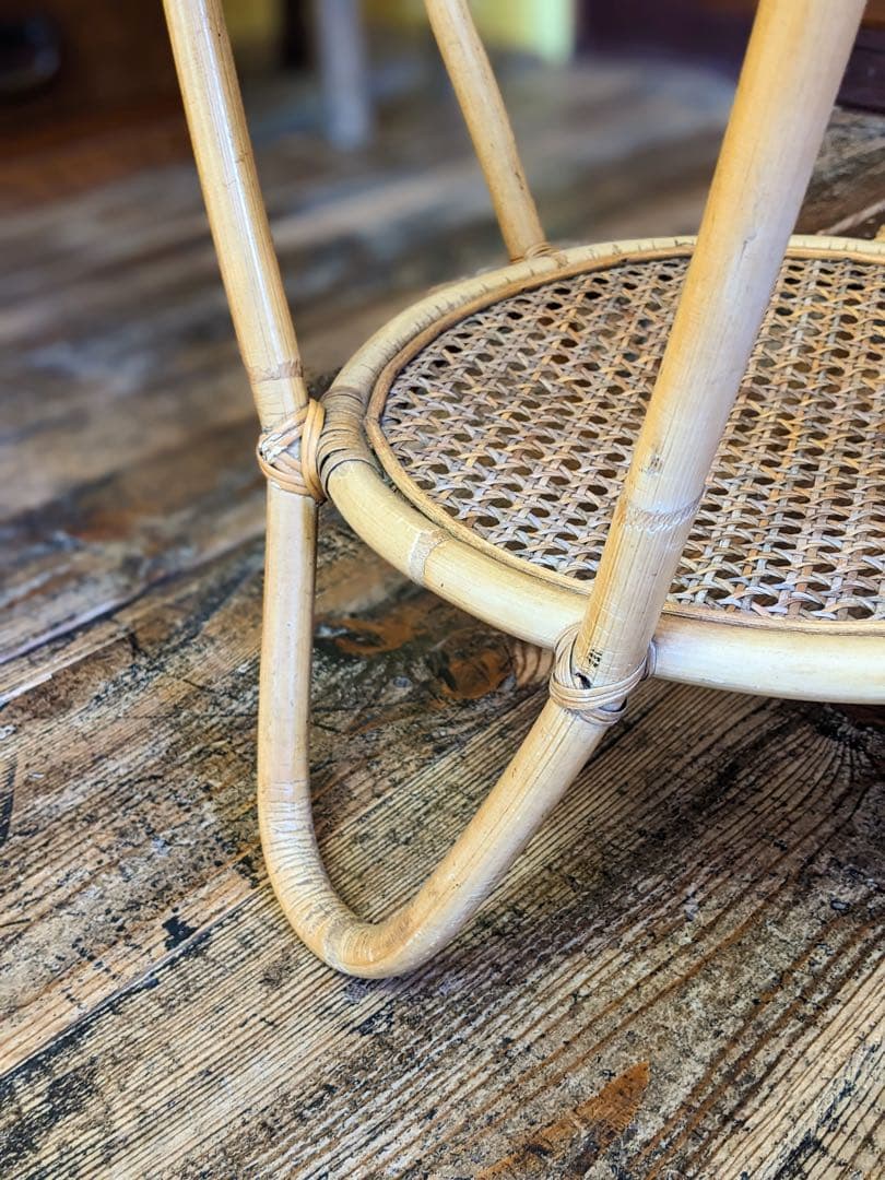 ラタンのラウンドテーブル　ガラス天板　棚付き　籐家具