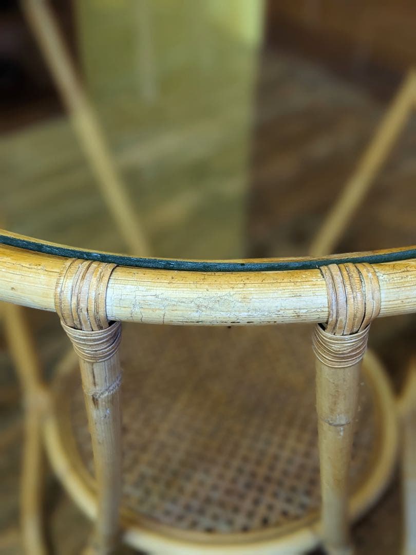 ラタンのラウンドテーブル　ガラス天板　棚付き　籐家具