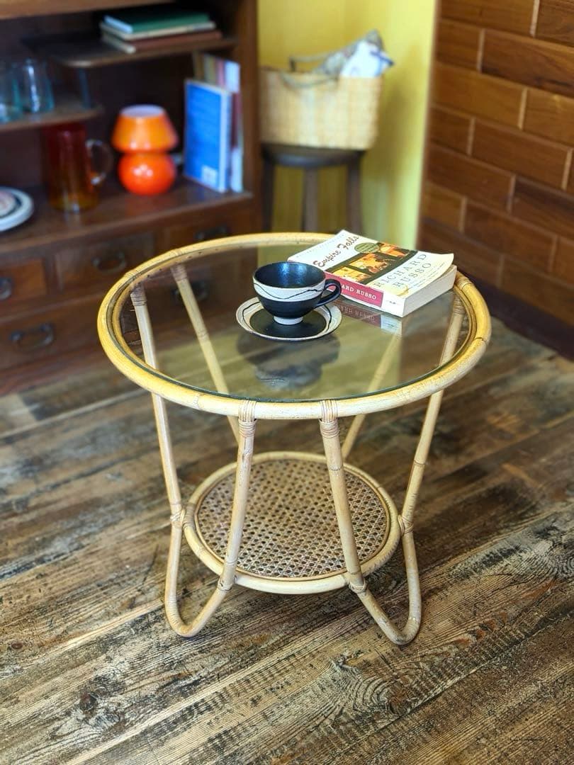ラタンのラウンドテーブル　ガラス天板　棚付き　籐家具