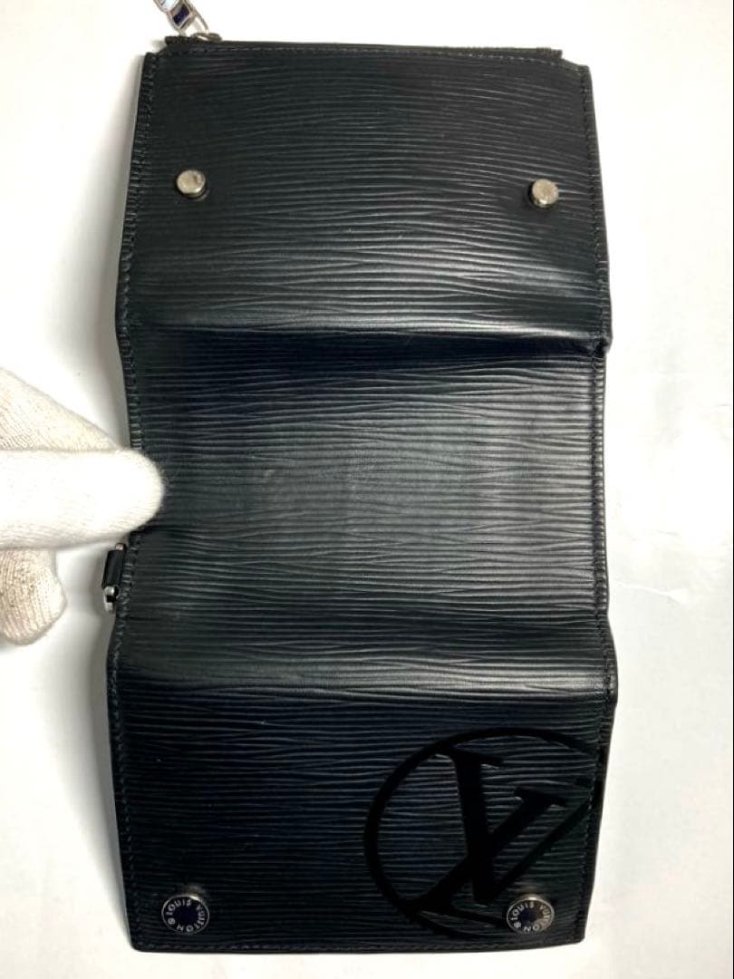 美品　ルイヴィトン　エピ　ノワール　LVサークル　チェーン付き　三つ折り財布