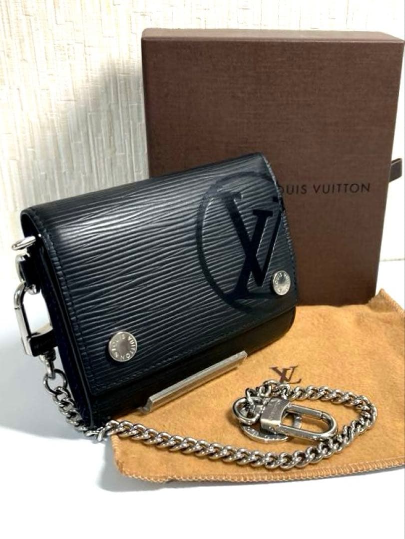 美品　ルイヴィトン　エピ　ノワール　LVサークル　チェーン付き　三つ折り財布