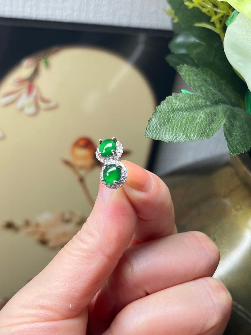 新入荷❣️天然本翡翠ロウカン質翡翠・色が極めて満氷陽緑ピアス　鑑定書付き