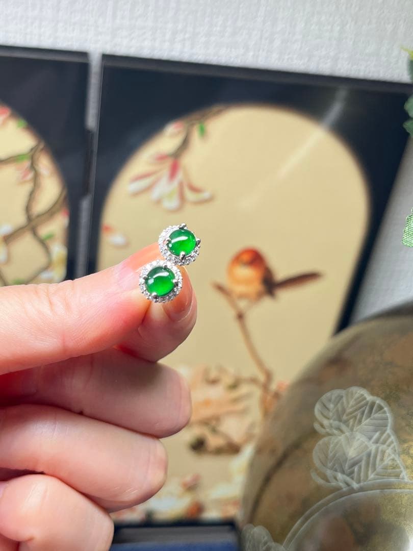 新入荷❣️天然本翡翠ロウカン質翡翠・色が極めて満氷陽緑ピアス　鑑定書付き