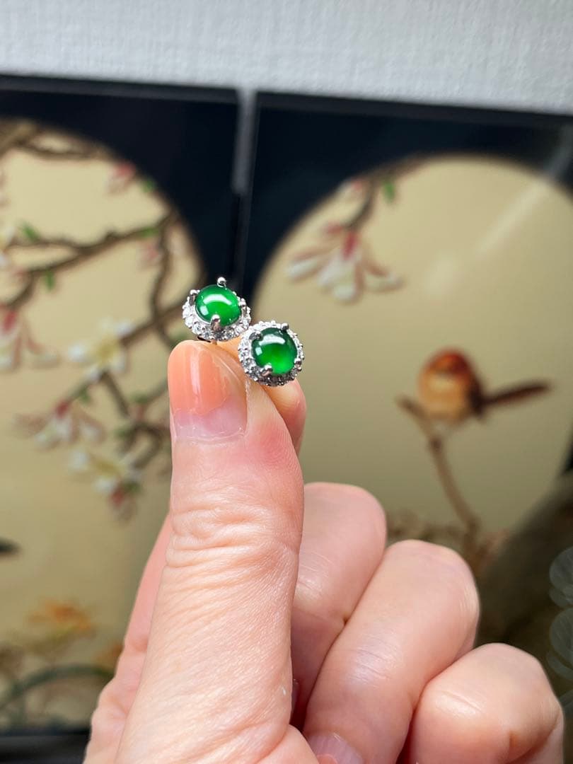 新入荷❣️天然本翡翠ロウカン質翡翠・色が極めて満氷陽緑ピアス　鑑定書付き