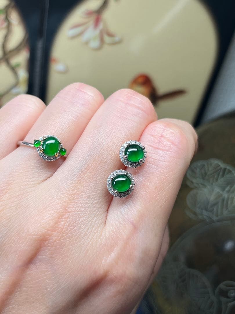 新入荷❣️天然本翡翠ロウカン質翡翠・色が極めて満氷陽緑ピアス　鑑定書付き