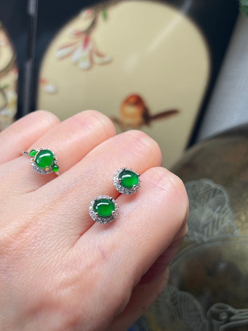 新入荷❣️天然本翡翠ロウカン質翡翠・色が極めて満氷陽緑ピアス　鑑定書付き