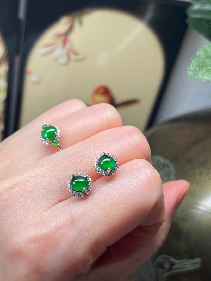 新入荷❣️天然本翡翠ロウカン質翡翠・色が極めて満氷陽緑ピアス　鑑定書付き