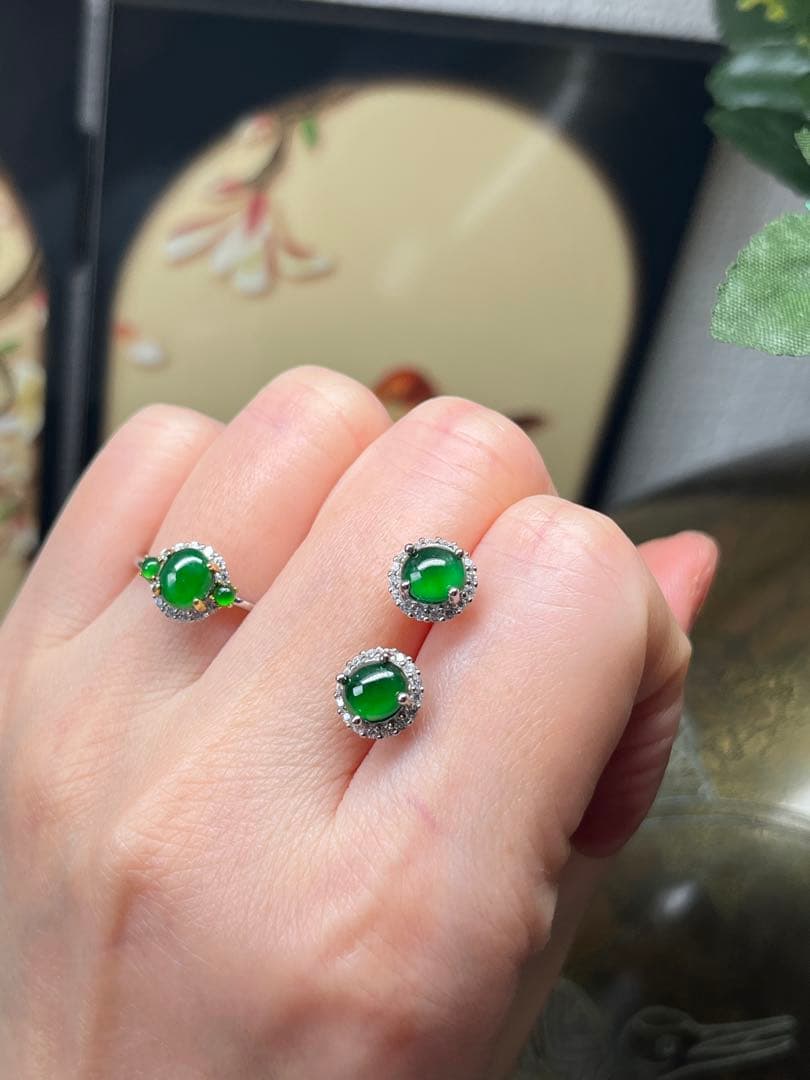 新入荷❣️天然本翡翠ロウカン質翡翠・色が極めて満氷陽緑ピアス　鑑定書付き