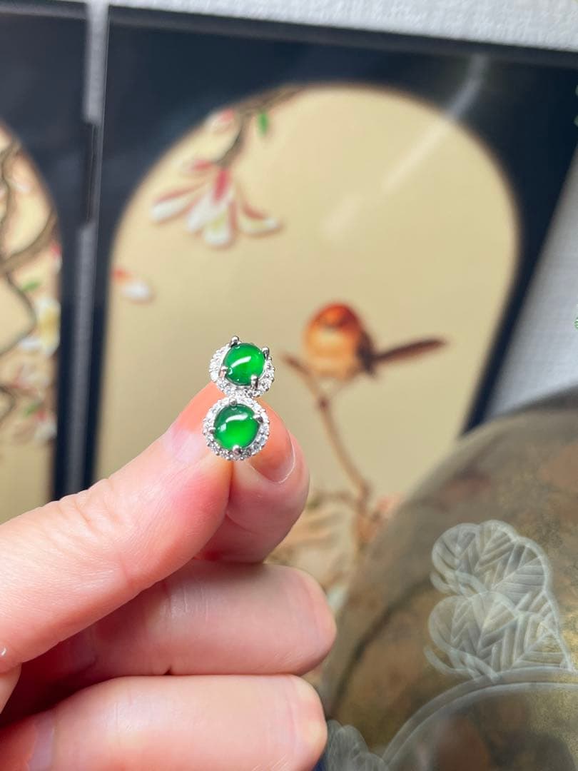 新入荷❣️天然本翡翠ロウカン質翡翠・色が極めて満氷陽緑ピアス　鑑定書付き