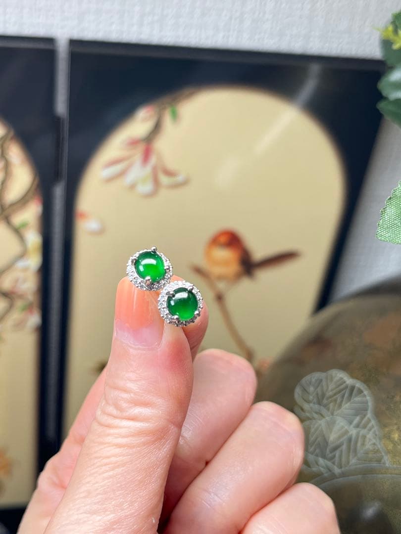 新入荷❣️天然本翡翠ロウカン質翡翠・色が極めて満氷陽緑ピアス　鑑定書付き