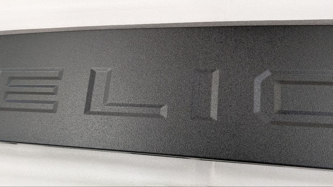 新型デリカミニ　テールゲートガーニッシュ　チッピングブラック塗装品