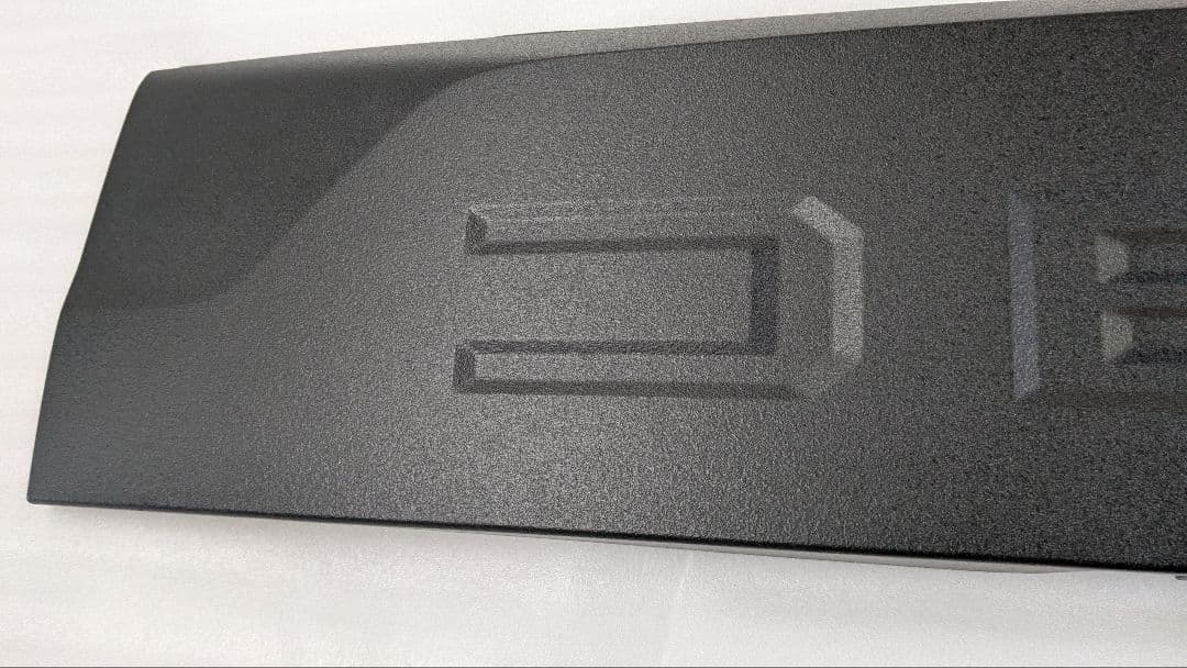 新型デリカミニ　テールゲートガーニッシュ　チッピングブラック塗装品