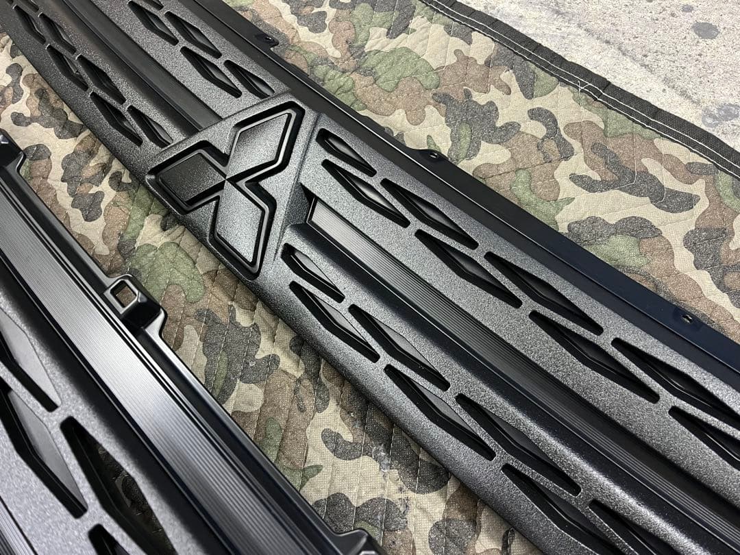 新型デリカD5 後期　フロントグリル フォグベゼル　チッピング塗装　ラプター塗装