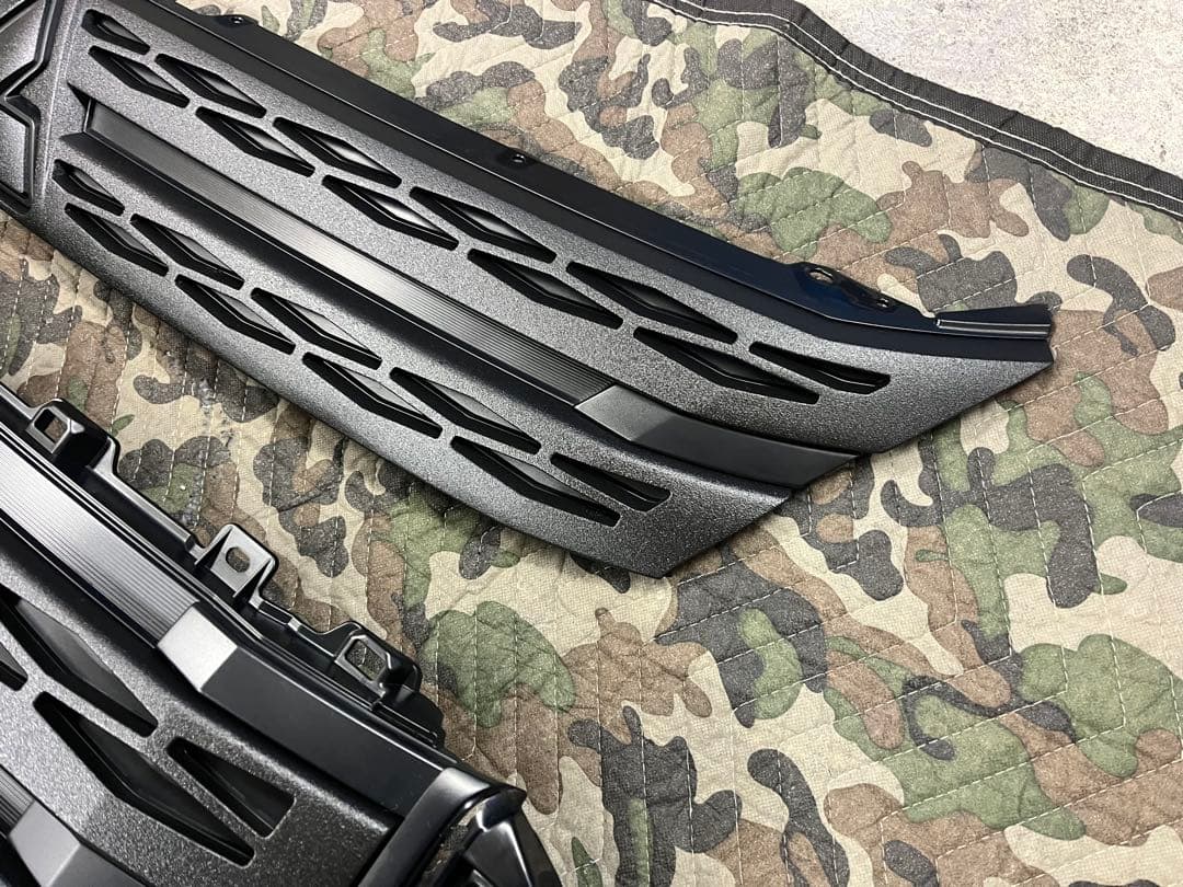 新型デリカD5 後期　フロントグリル フォグベゼル　チッピング塗装　ラプター塗装