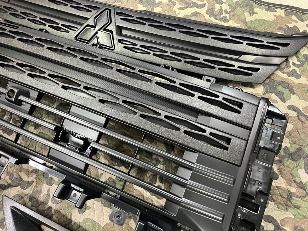 新型デリカD5 後期　フロントグリル フォグベゼル　チッピング塗装　ラプター塗装