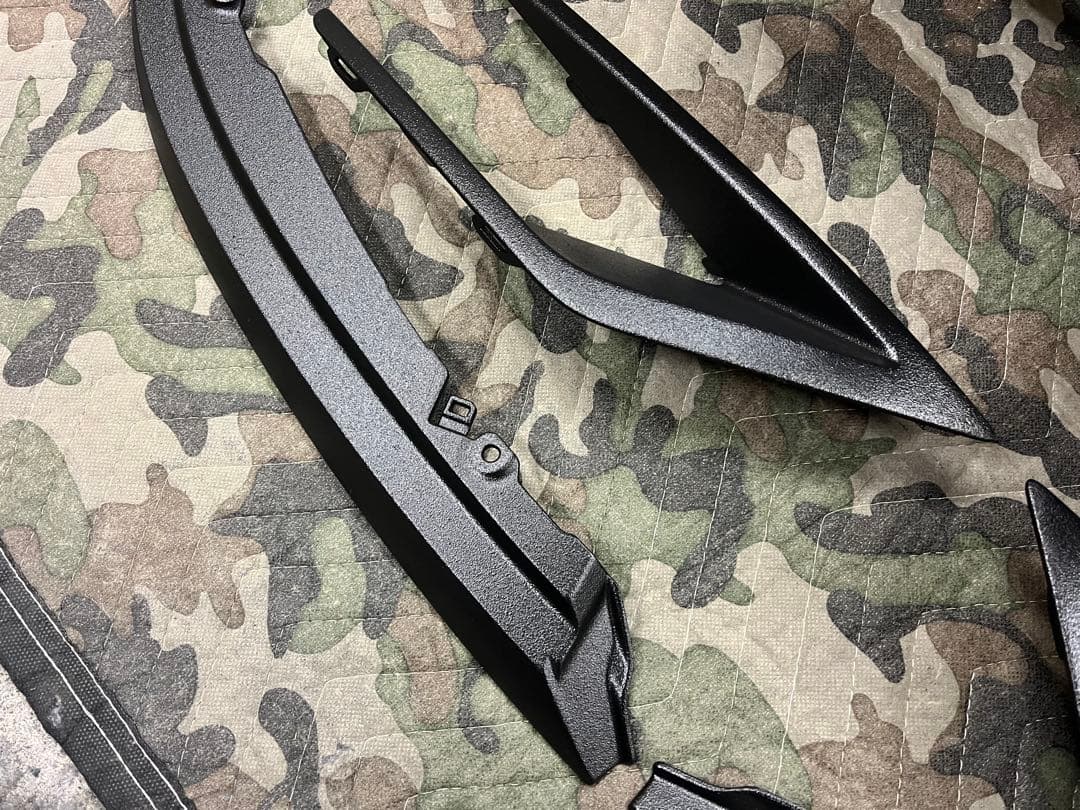 新型デリカD5 後期　フロントグリル フォグベゼル　チッピング塗装　ラプター塗装