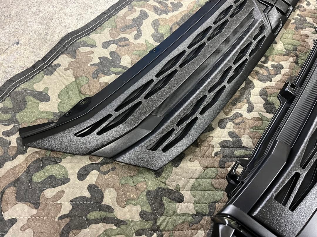 新型デリカD5 後期　フロントグリル フォグベゼル　チッピング塗装　ラプター塗装