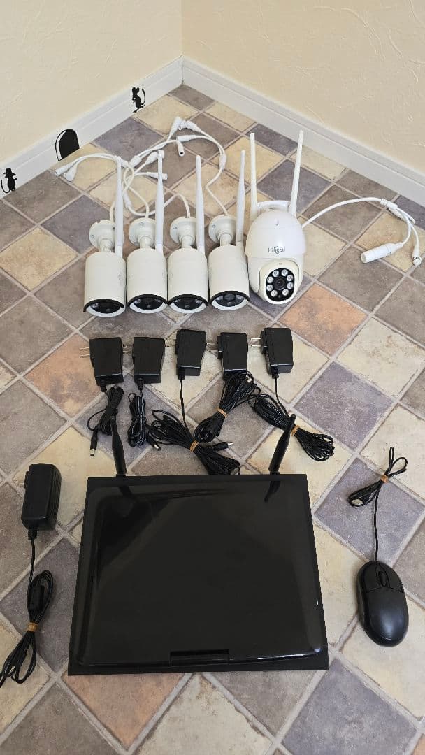 Hiseeu NVR ステーション　ハードディスク320GB　カメラ5台付き