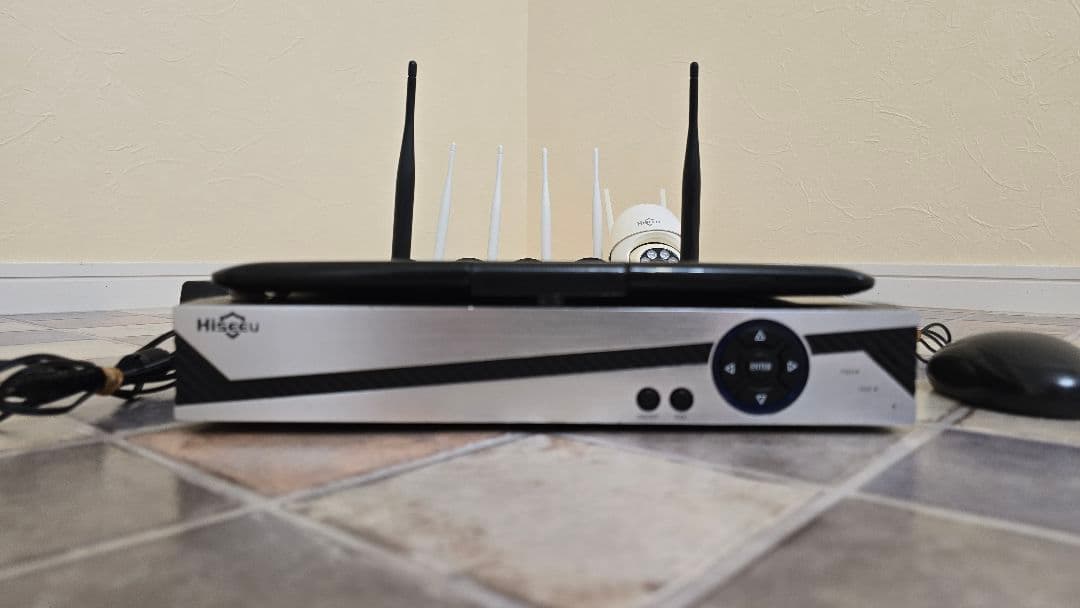 Hiseeu NVR ステーション　ハードディスク320GB　カメラ5台付き