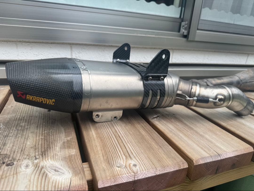 AKRAPOVIC カーボンファイバー マフラー