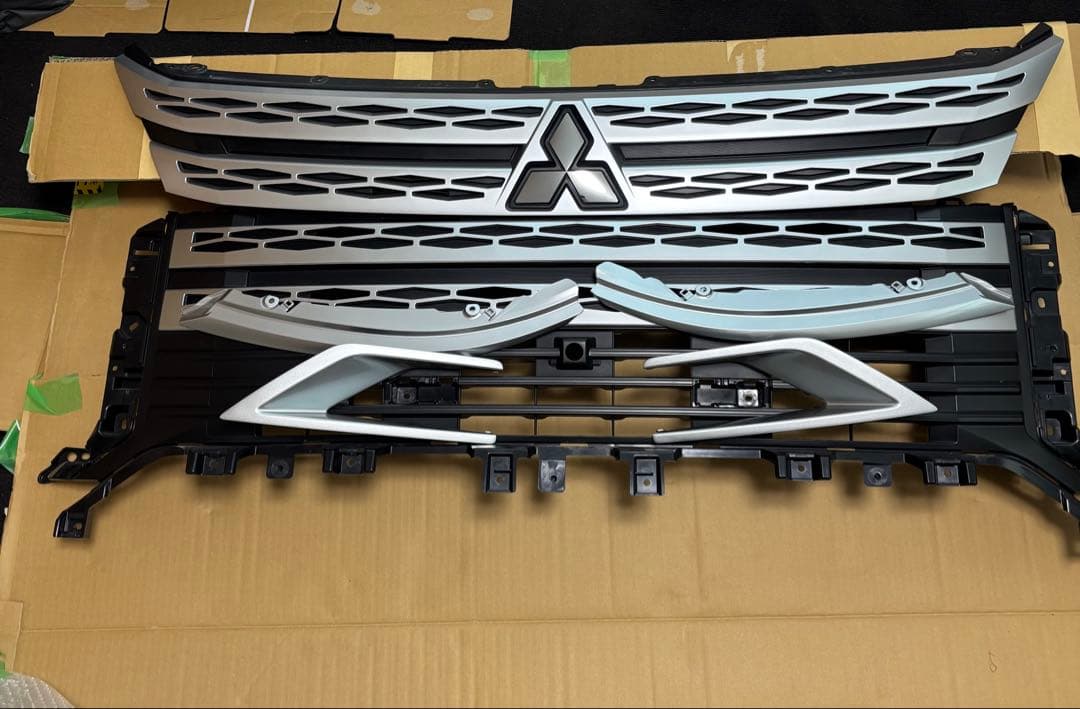 三菱 デリカ D5 後期　純正グリルセット