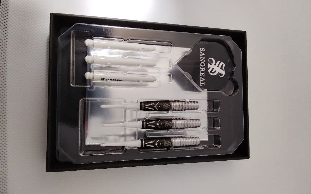 茱*萸様 サングリアル!坂口優希恵!極美品!新品同品!付録未開封!ダーツセット