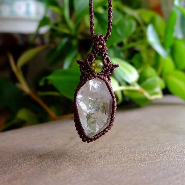 ガネーシュヒマール産 ヒマラヤ水晶原石 マクラメ編みペンダントネックレス3754