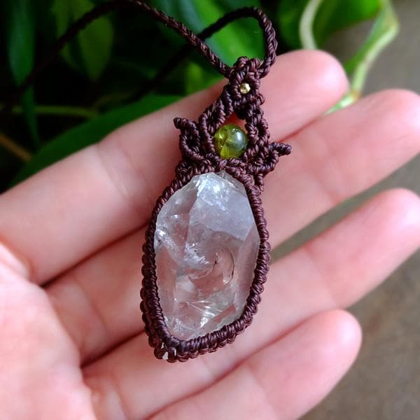 ガネーシュヒマール産 ヒマラヤ水晶原石 マクラメ編みペンダントネックレス3754
