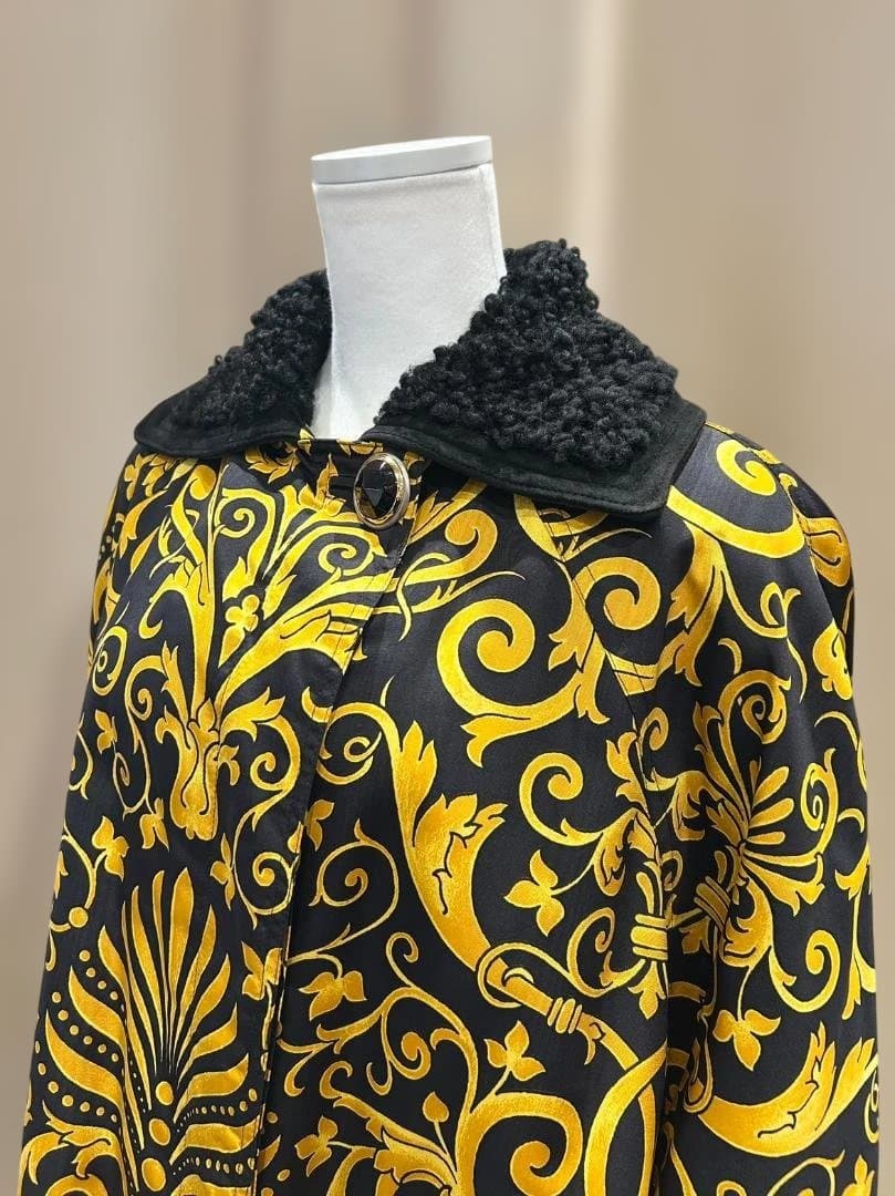 GIANNI VERSACE　ジャンニヴェルサーチ　バロック柄シルクコート