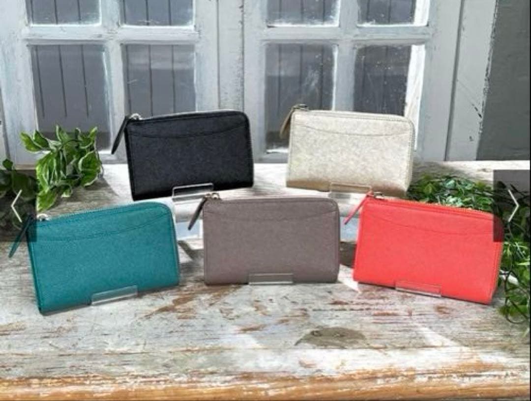 新品未使用品　牛革ミドルウォレット 馬蹄チャーム付き88 ブラック