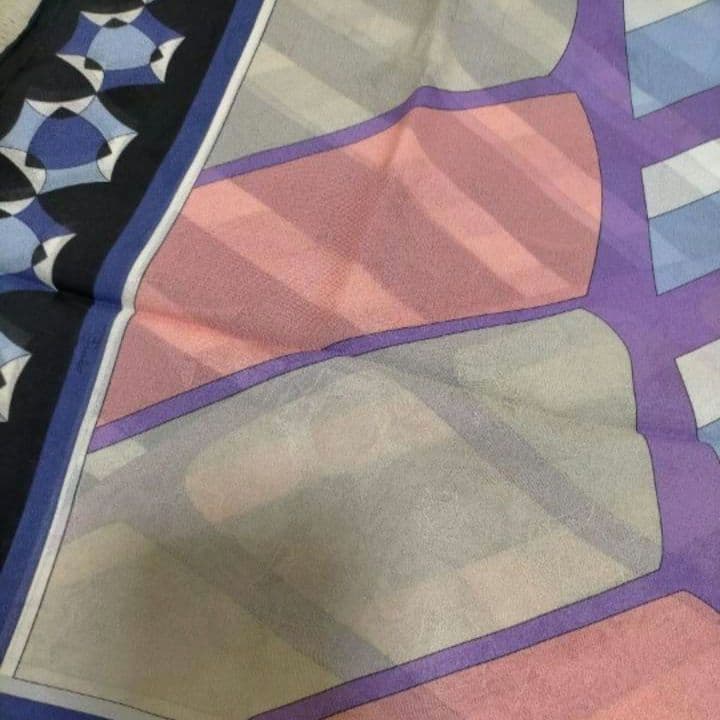 正規品新品未使用のエミリオプッチの大判ショールスカーフ　シルク　イタリア製