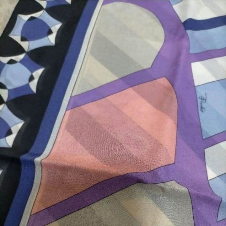 正規品新品未使用のエミリオプッチの大判ショールスカーフ　シルク　イタリア製