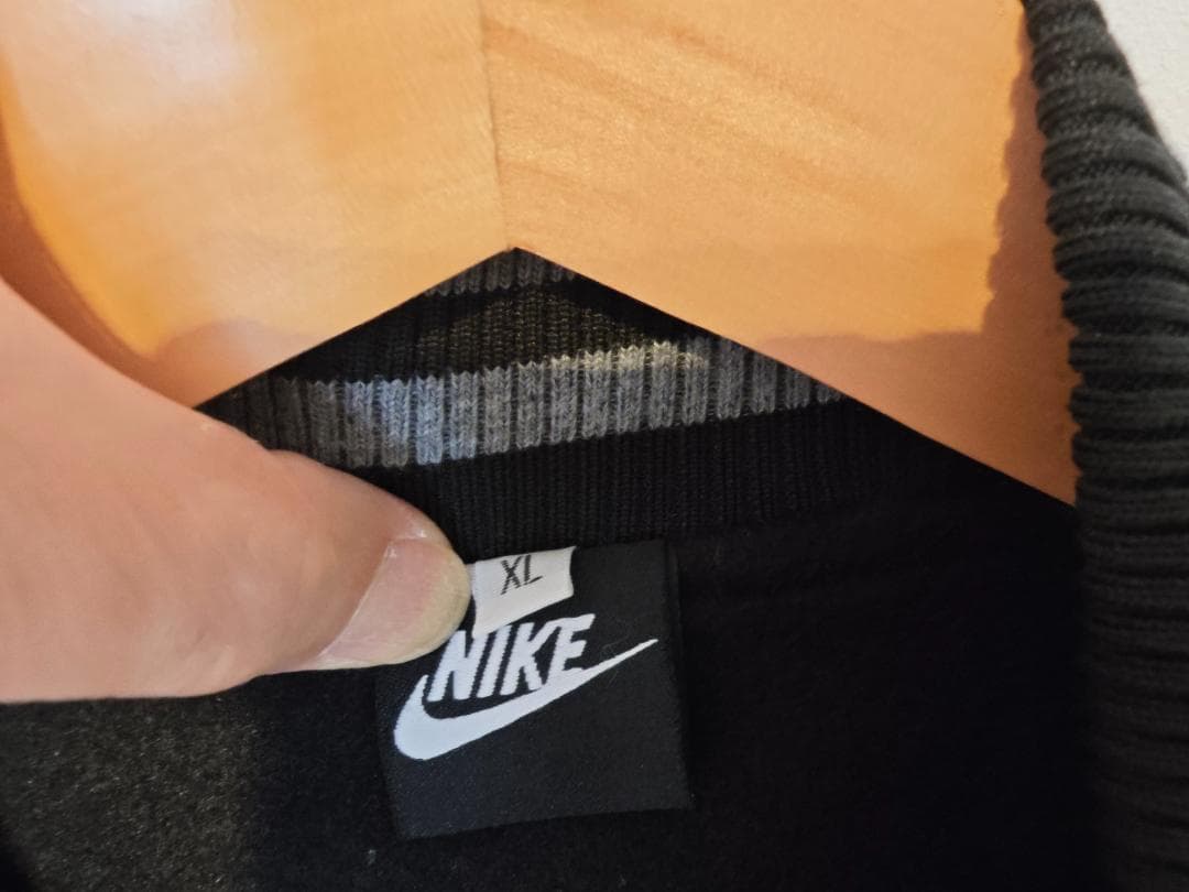 Nike スタジャン Tiffany & Co.刺繍付き　レプリカモデル