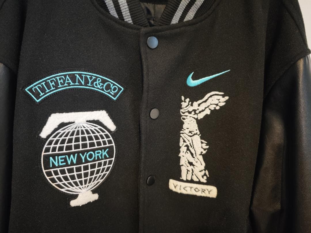 Nike スタジャン Tiffany & Co.刺繍付き　レプリカモデル