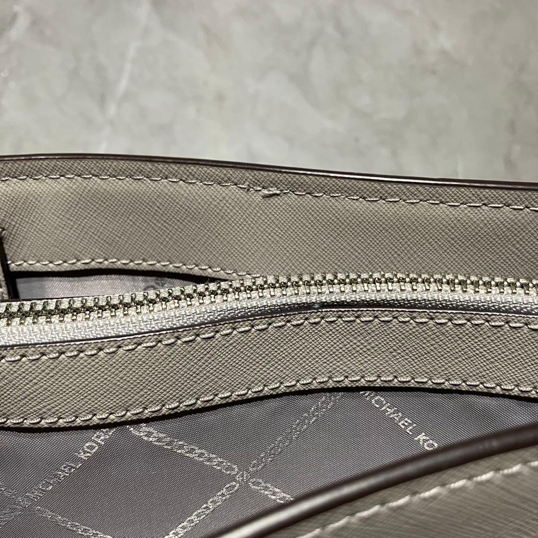 MICHAEL KORS トップジップ マルチファンクショントート パールグレー